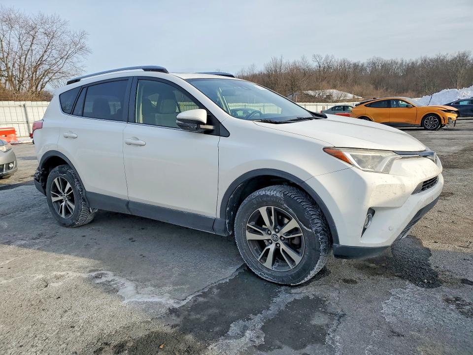 Photo 4 from auction – 2017 TOYOTA RAV4 with VIN JTMRFREV0HJ121695