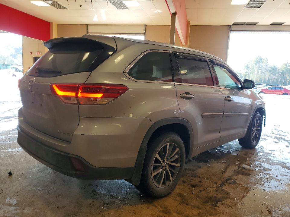Photo 3 from auction – 2018 TOYOTA HIGHLANDER with VIN 5TDJZRFH8JS553165