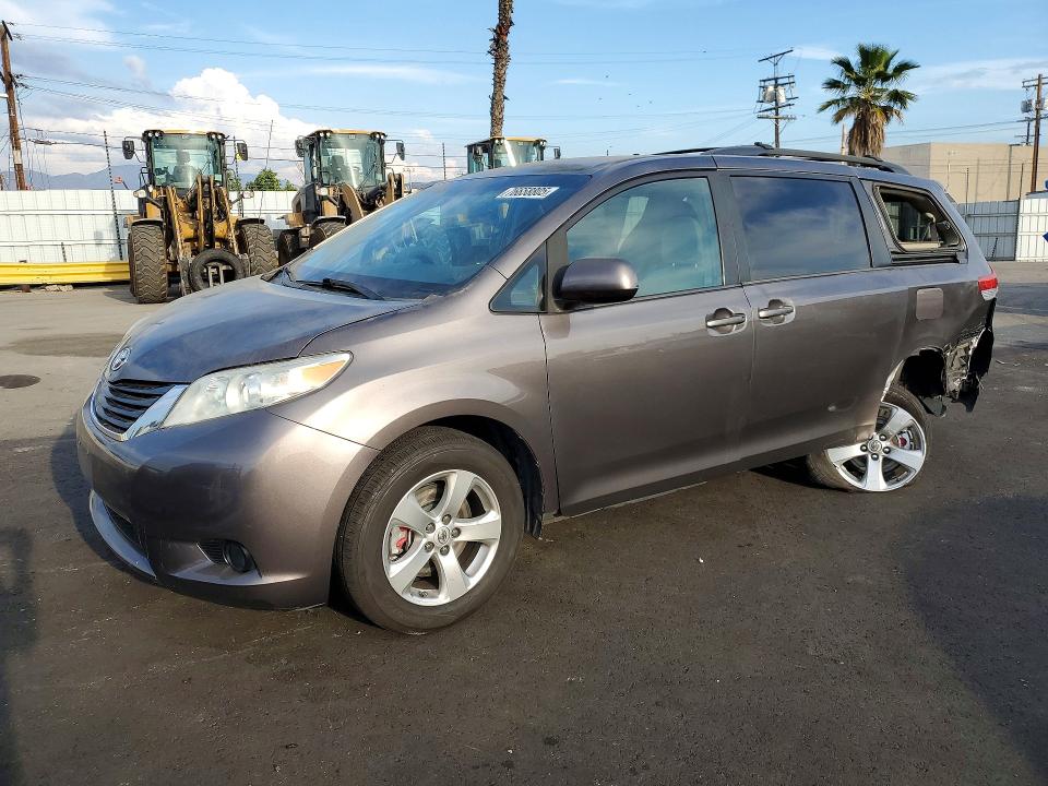 TOYOTA SIENNA 2013 z numerem VIN 5TDKK3DC2DS357451 - Zdjęcie z aukcji