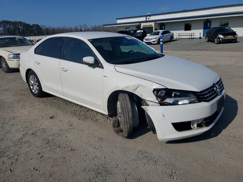 Photo 4 from auction – 2015 VOLKSWAGEN PASSAT S with VIN 1VWAT7A3XFC059946