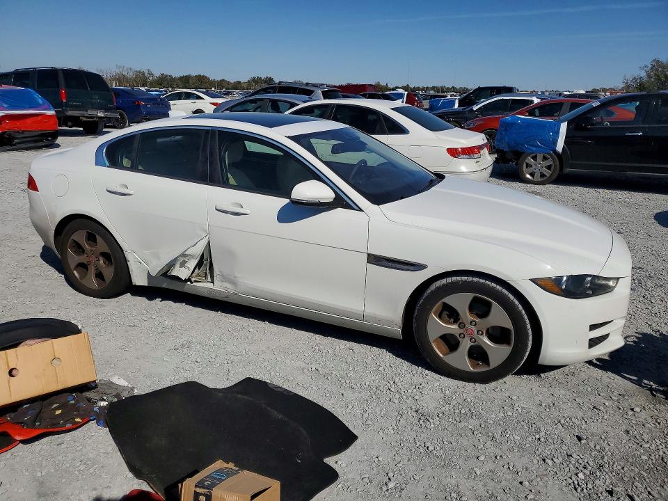 Photo 4 from auction – 2017 JAGUAR XE with VIN SAJAR4BNXHA952411