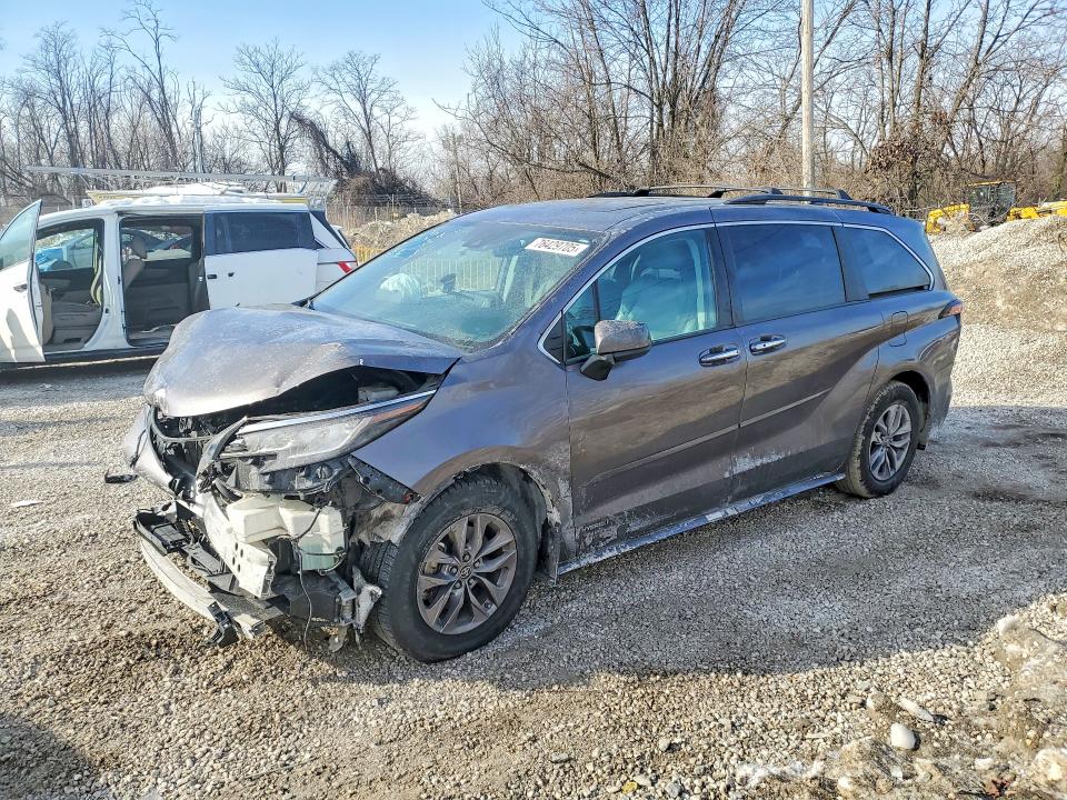 TOYOTA SIENNA 2021 with VIN 5TDYRKEC6MS028704 - Photo from auction