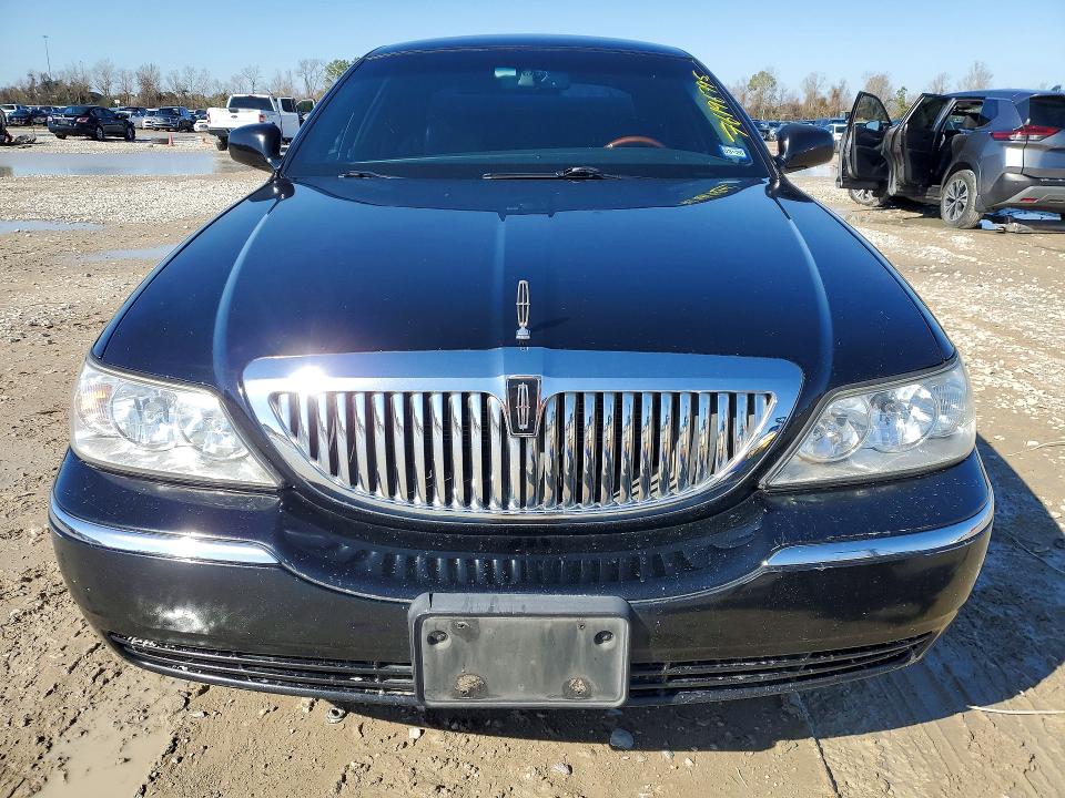 Photo 5 from auction – 2011 LINCOLN TOWN CAR with VIN 2LNBL8CV7BX756009