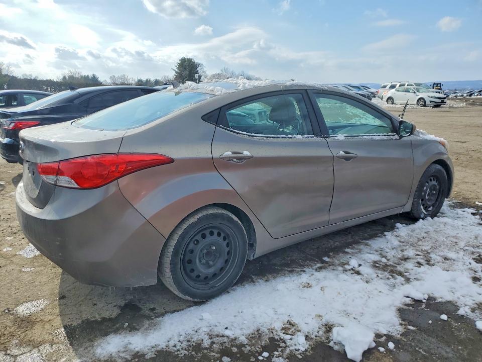 Photo 3 from auction – 2012 HYUNDAI ELANTRA GL with VIN 5NPDH4AE9CH113187