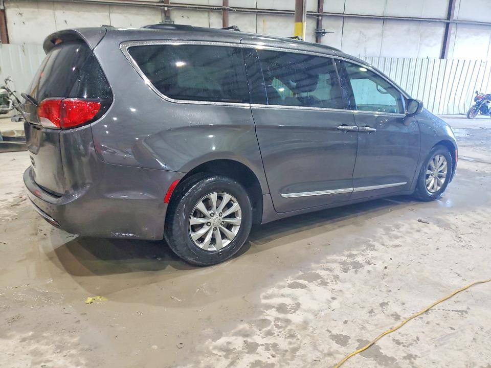 Photo 3 from auction – 2017 CHRYSLER PACIFICA with VIN 2C4RC1BG6HR527685