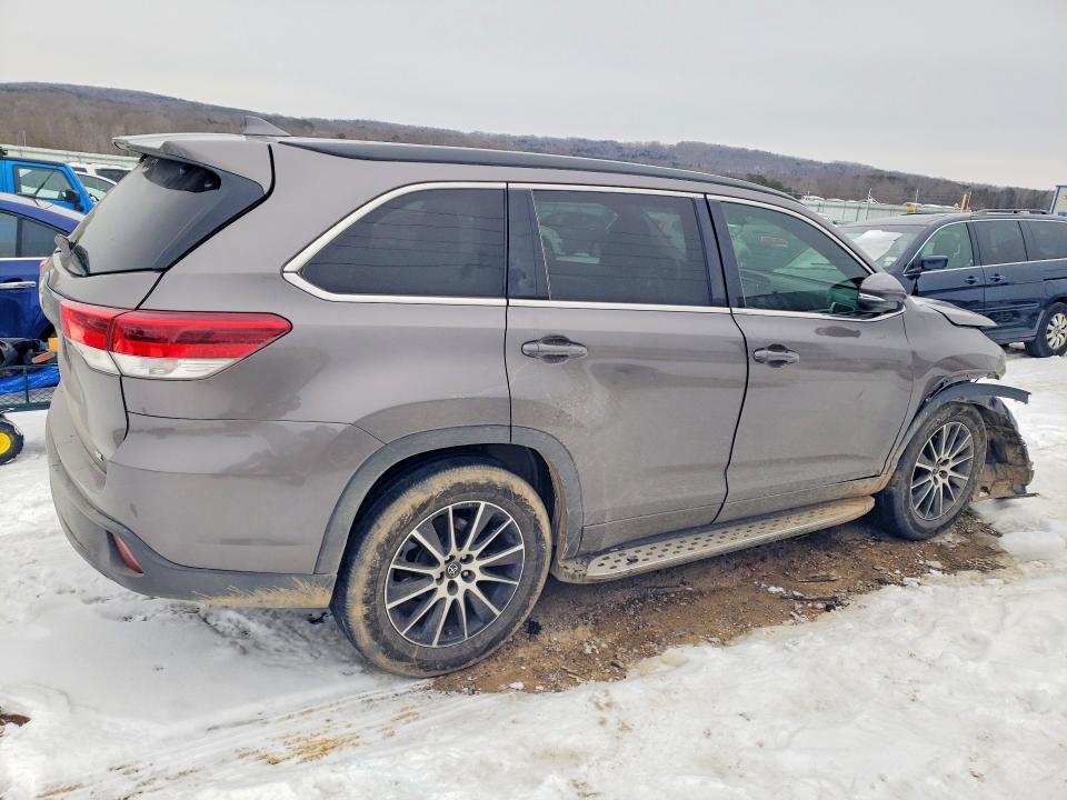صورة رقم 3 من المزاد - 2018 TOYOTA HIGHLANDER مع VIN 5TDKZRFH8JS529548