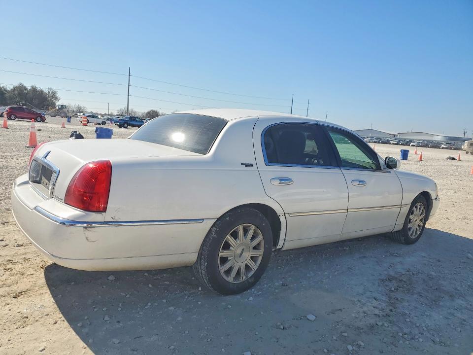 Photo 3 from auction – 2011 LINCOLN TOWN CAR S with VIN 2LNBL8CV2BX751655