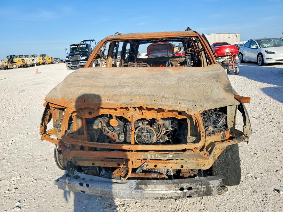Photo 5 from auction – 2022 TOYOTA SEQUOIA with VIN 5TDCY5B14NS189071
