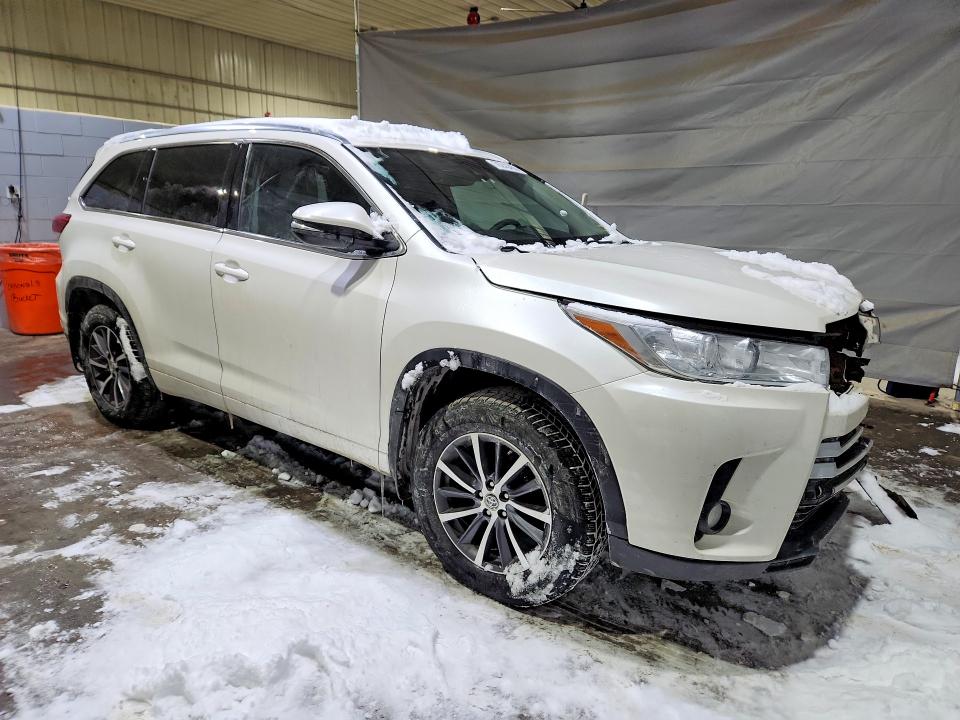 Photo 4 from auction – 2018 TOYOTA HIGHLANDER with VIN 5TDJZRFH9JS526931