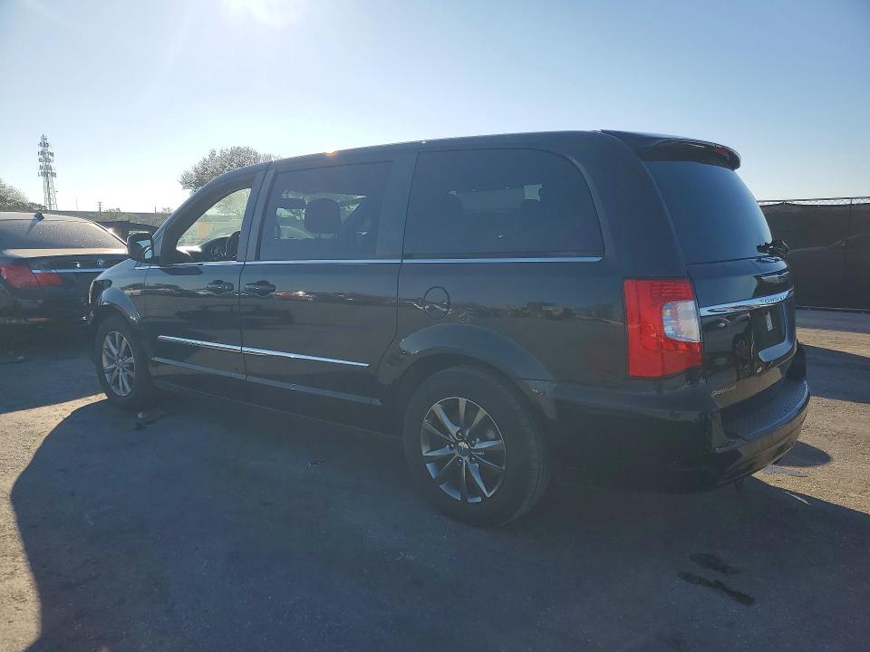 Photo 2 from auction – 2015 CHRYSLER TOWN & COU with VIN 2C4RC1HG0FR743214