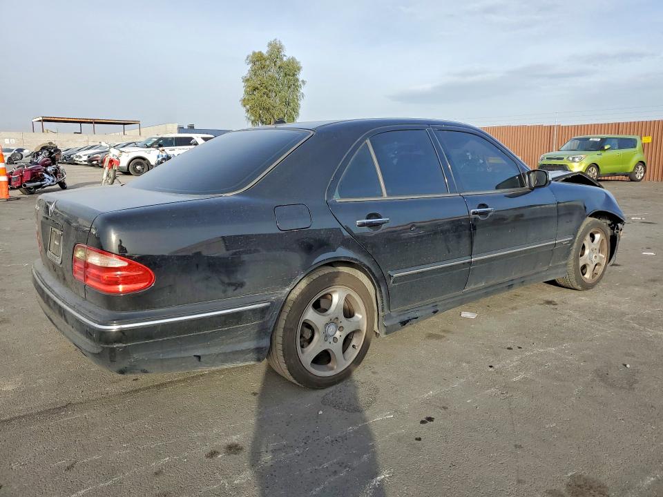 Photo 3 from auction – 2001 MERCEDES-BENZ E 320 with VIN WDBJF65J61B208217