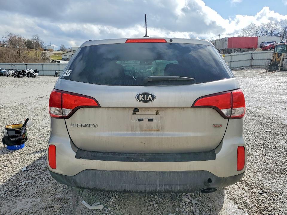 Photo 6 from auction – 2015 KIA SORENTO LX with VIN 5XYKTCA66FG628135