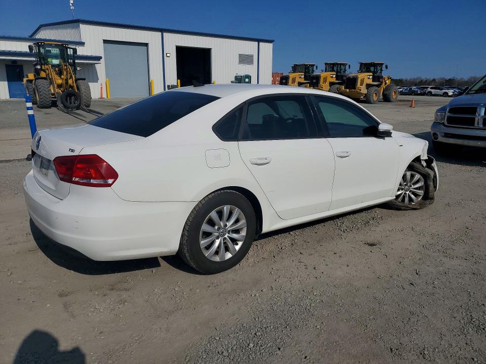 Photo 3 from auction – 2015 VOLKSWAGEN PASSAT S with VIN 1VWAT7A3XFC059946