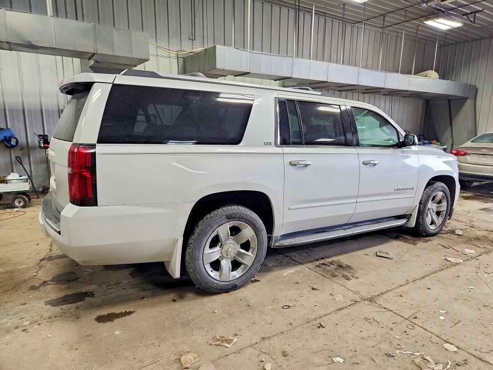 Photo 3 from auction – 2016 CHEVROLET SUBURBAN with VIN 1GNSKJKC9GR274875