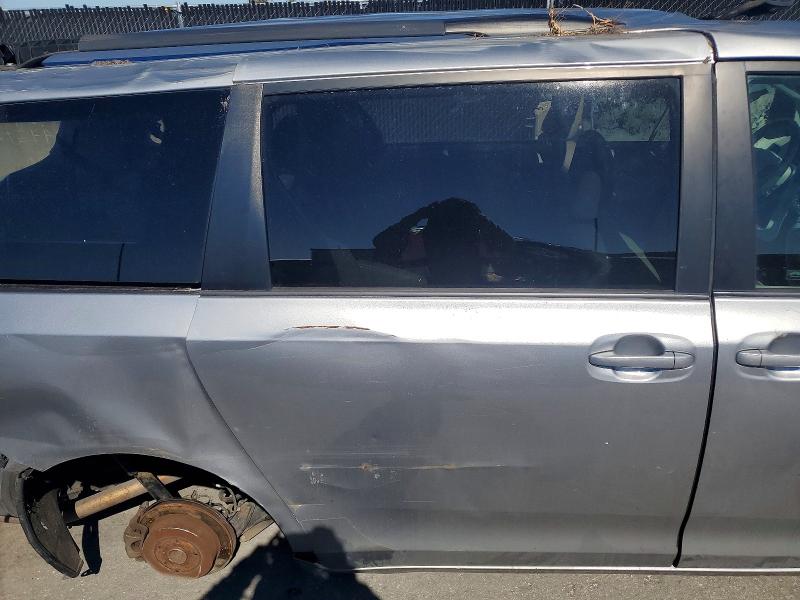Photo 11 from auction – 2011 TOYOTA SIENNA XLE with VIN 5TDYK3DCXBS130323