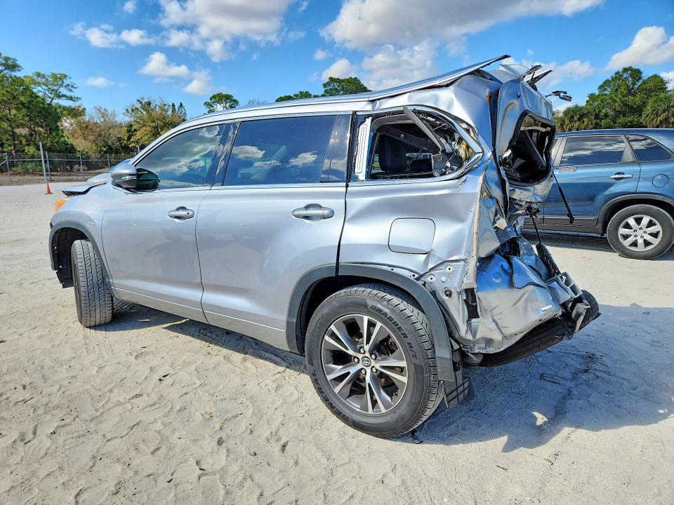 Photo 2 from auction – 2016 TOYOTA HIGHLANDER with VIN 5TDKKRFH6GS506606