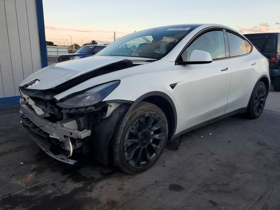 TESLA MODEL Y 2023 с VIN 7SAYGAEE4PF880059 - Фото с аукциона