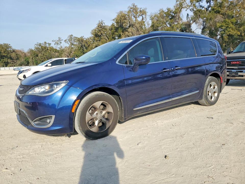 CHRYSLER PACIFICA 2017 with VIN 2C4RC1EG0HR564839 - Photo from auction