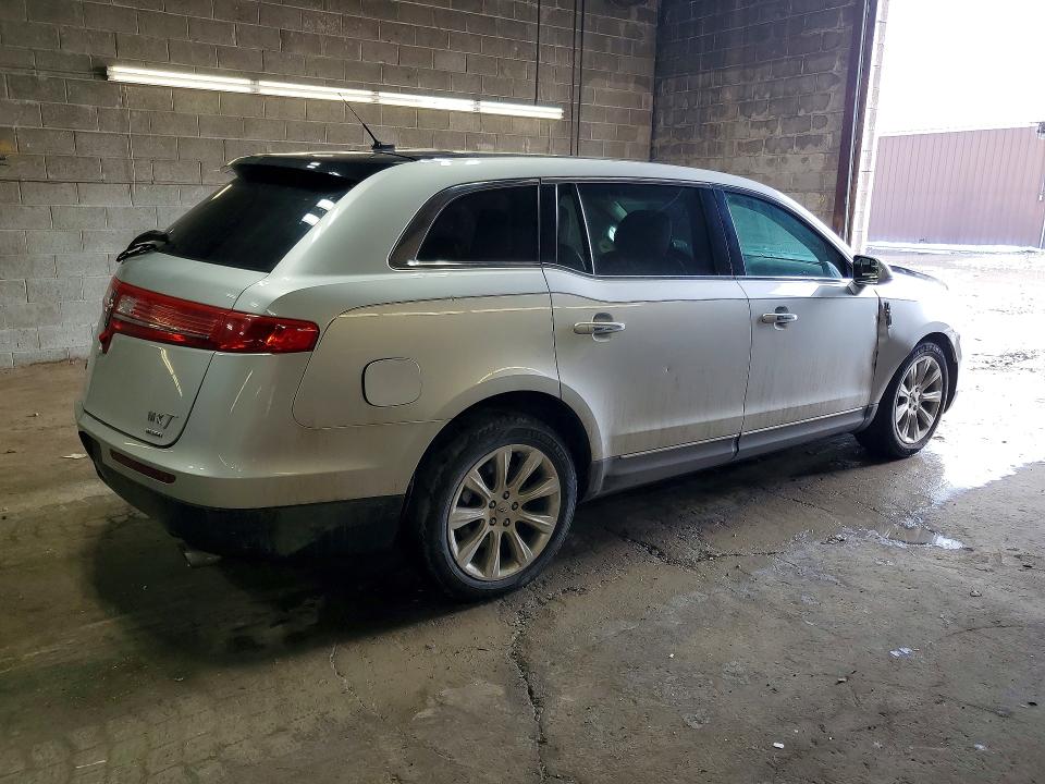 Photo 3 from auction – 2015 LINCOLN MKT with VIN 2LMHJ5ATXFBL02490