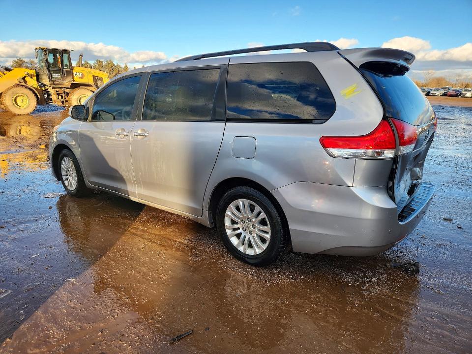 Photo 2 from auction – 2011 TOYOTA SIENNA XLE with VIN 5TDYK3DC6BS023947