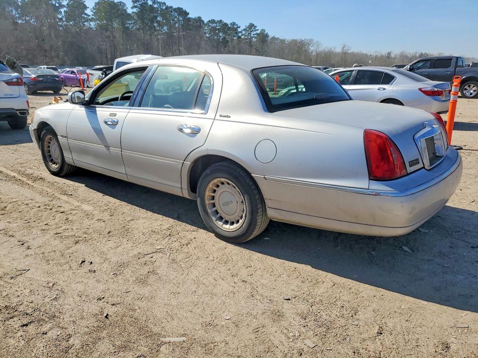 Photo 2 from auction – 2000 LINCOLN TOWN CAR E with VIN 1LNHM81W3YY876806