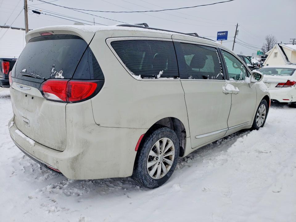 Photo 3 from auction – 2017 CHRYSLER PACIFICA T with VIN 2C4RC1BG2HR560747