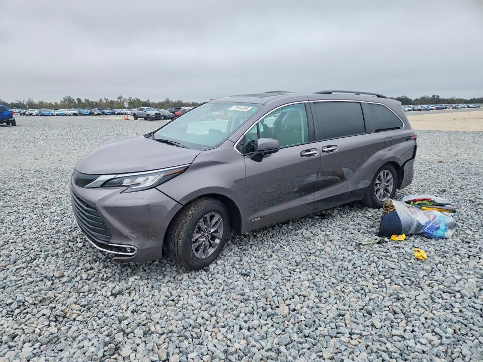 TOYOTA SIENNA 2021 with VIN 5TDYRKEC4MS018043 - Photo from auction