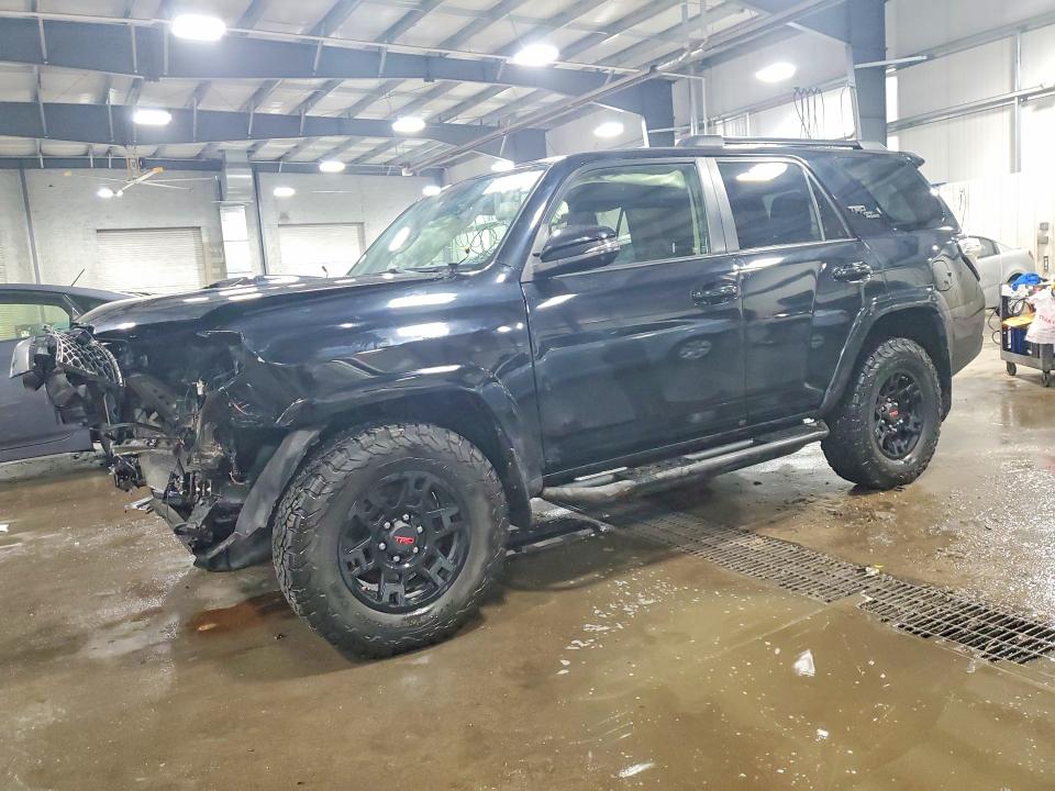 TOYOTA 4RUNNER SR 2019 with VIN JTEBU5JR2K5693730 - Photo from auction