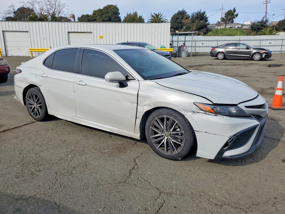 Photo 4 from auction – 2022 TOYOTA CAMRY with VIN 4T1G11AK3NU069875