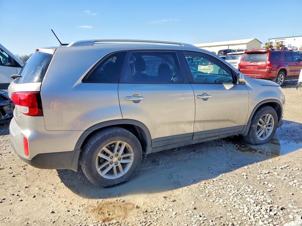 Photo 3 from auction – 2015 KIA SORENTO with VIN 5XYKT3A67FG658423