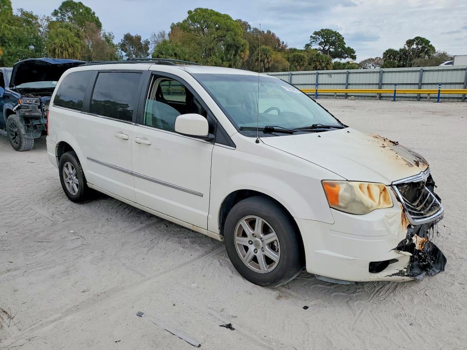 Photo 4 from auction – 2010 CHRYSLER TOWN & COUNTRY with VIN 2A4RR5D10AR306985