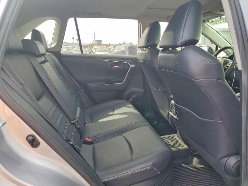 Photo 11 from auction – 2020 TOYOTA RAV4 with VIN JTMDWRFV1LD056937