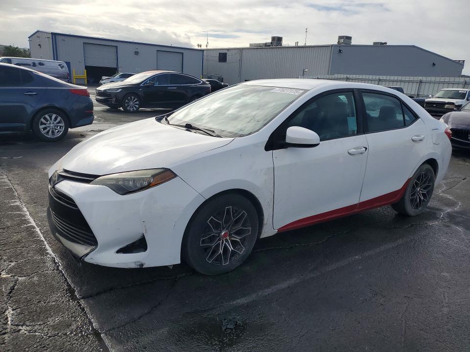 TOYOTA COROLLA 2018 z numerem VIN 5YFBURHE1JP822573 - Zdjęcie z aukcji