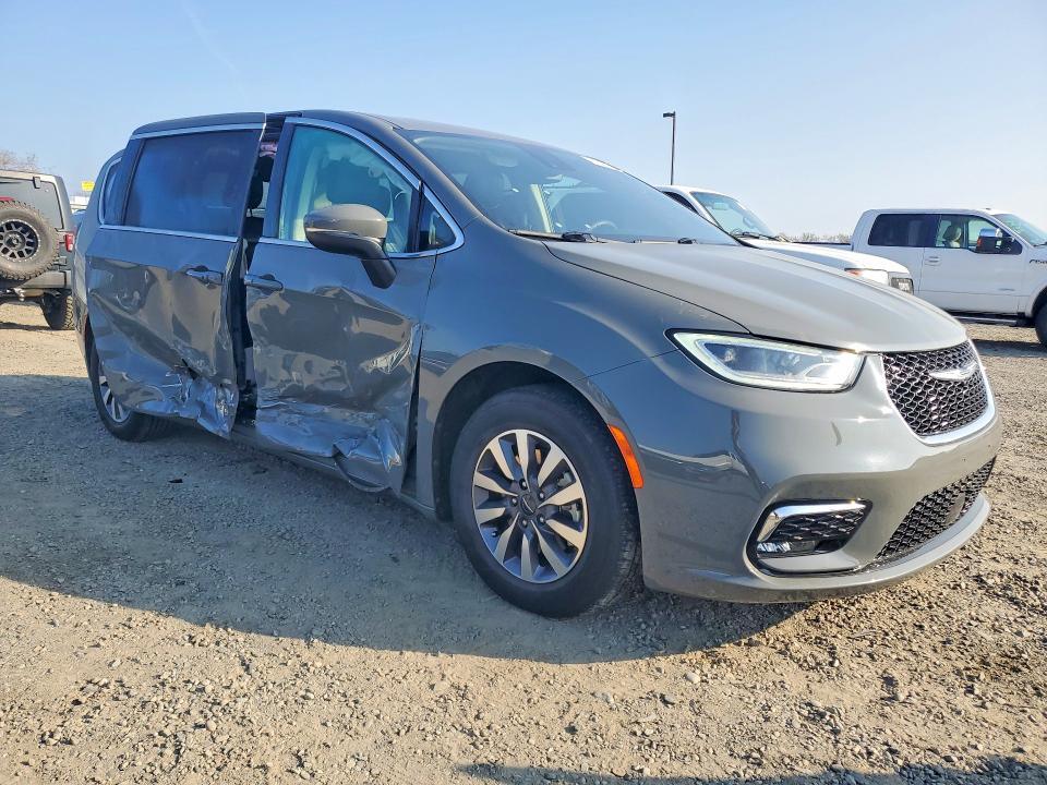 Photo 4 from auction – 2023 CHRYSLER PACIFICA with VIN 2C4RC1L70PR612048