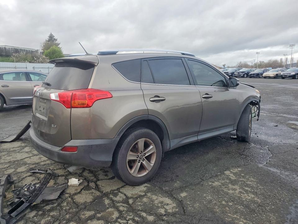 Photo 3 from auction – 2015 TOYOTA RAV4 with VIN JTMWFREV4FD076162