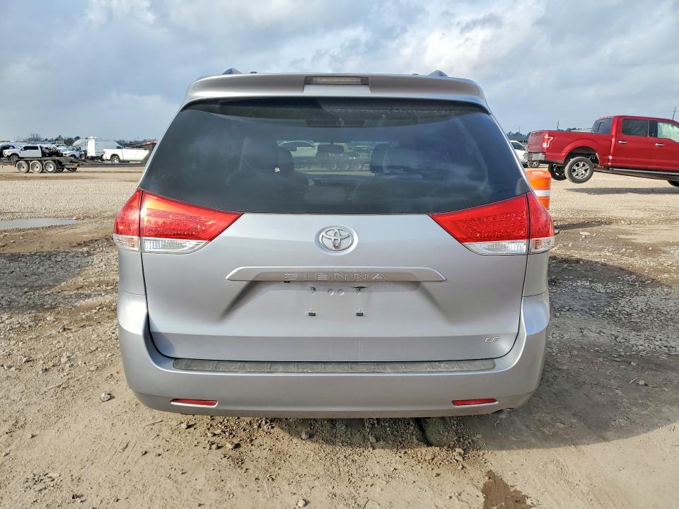 Photo 6 from auction – 2011 TOYOTA SIENNA with VIN 5TDKK3DC6BS081434
