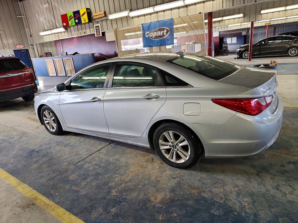 Photo 2 from auction – 2011 HYUNDAI SONATA with VIN 5NPEB4AC2BH068659