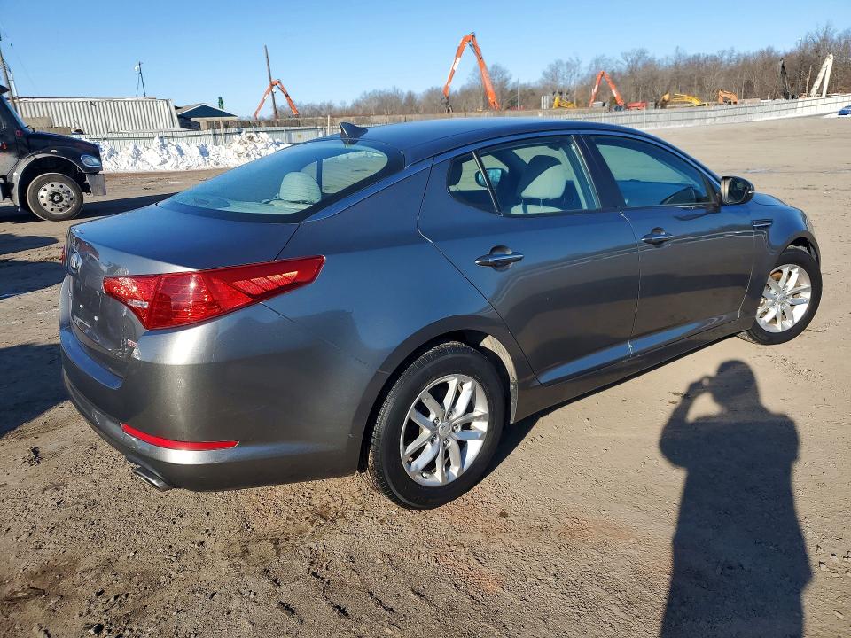 Foto 3 de la subasta – 2013 KIA OPTIMA LX con VIN 5XXGM4A79DG181853