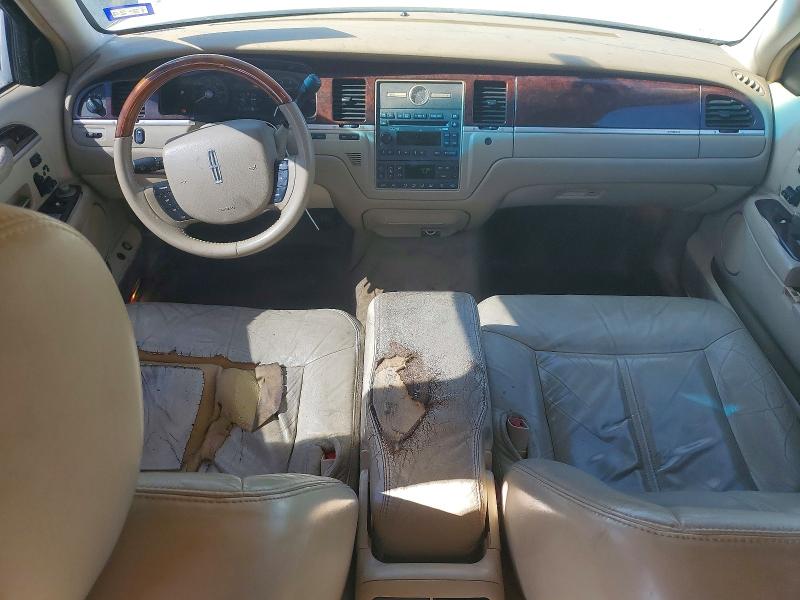 Photo 8 from auction – 2011 LINCOLN TOWN CAR S with VIN 2LNBL8CV2BX751655