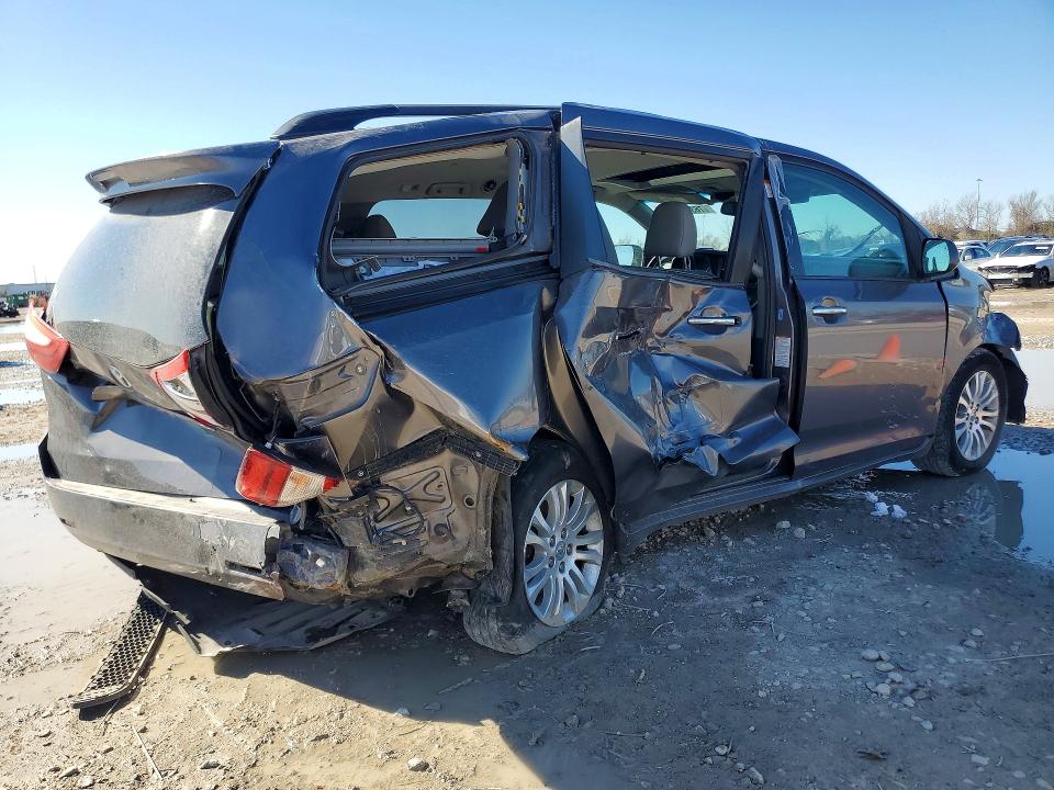 Photo 3 from auction – 2016 TOYOTA SIENNA XLE with VIN 5TDYK3DC5GS702065