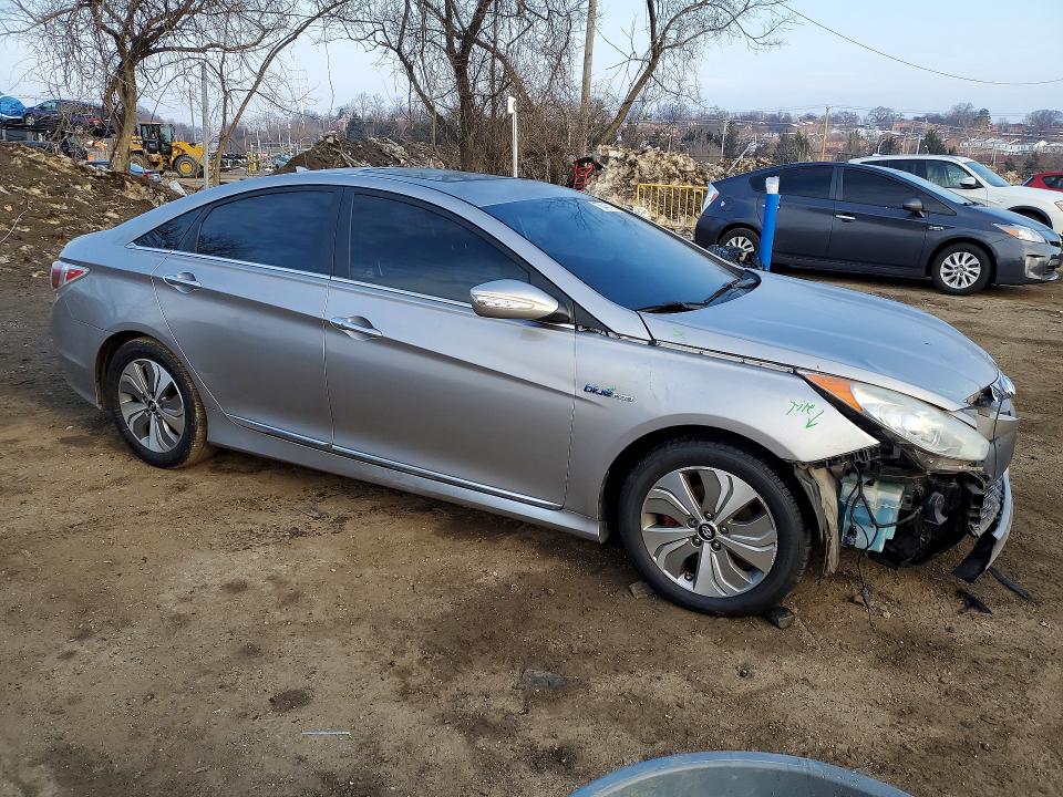 Photo 4 from auction – 2013 HYUNDAI SONATA with VIN KMHEC4A48DA100476