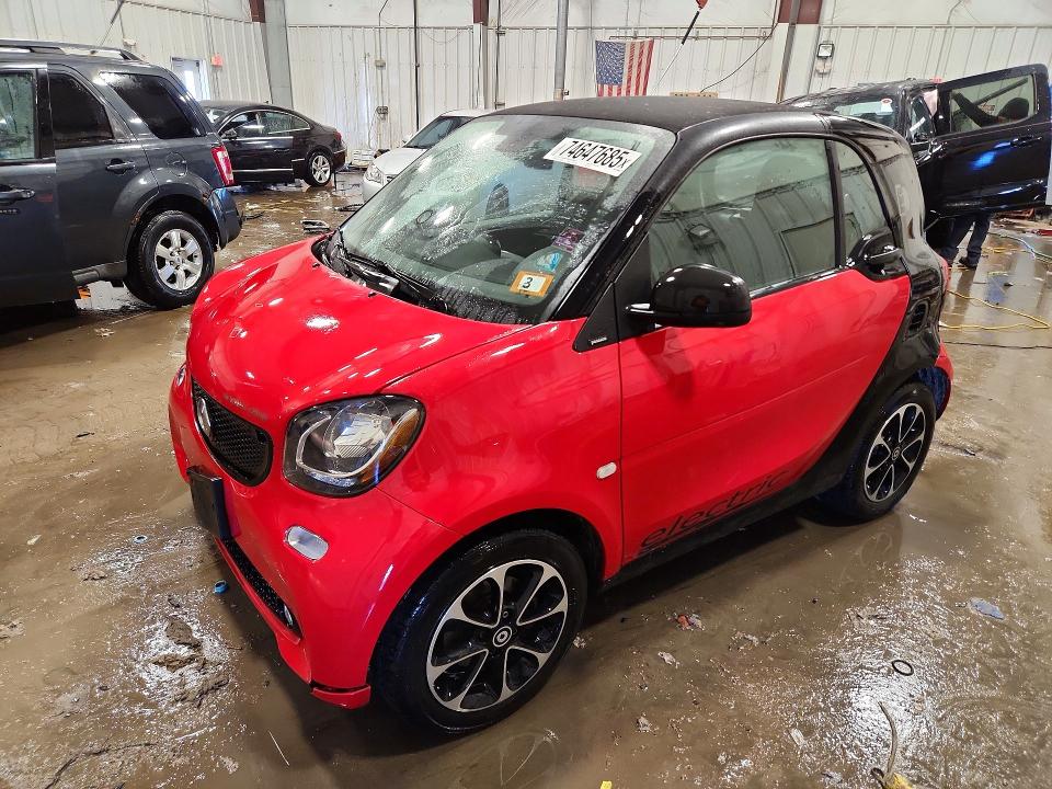 SMART FORTWO 2017 مع رقم تعريف المركبة WMEFJ9BA7HK226779 - صورة من المزاد