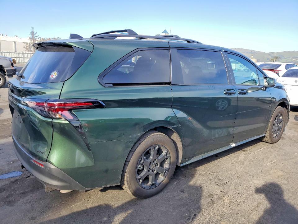 Photo 3 from auction – 2025 TOYOTA SIENNA XSE with VIN 5TDCSKFC4SS162086