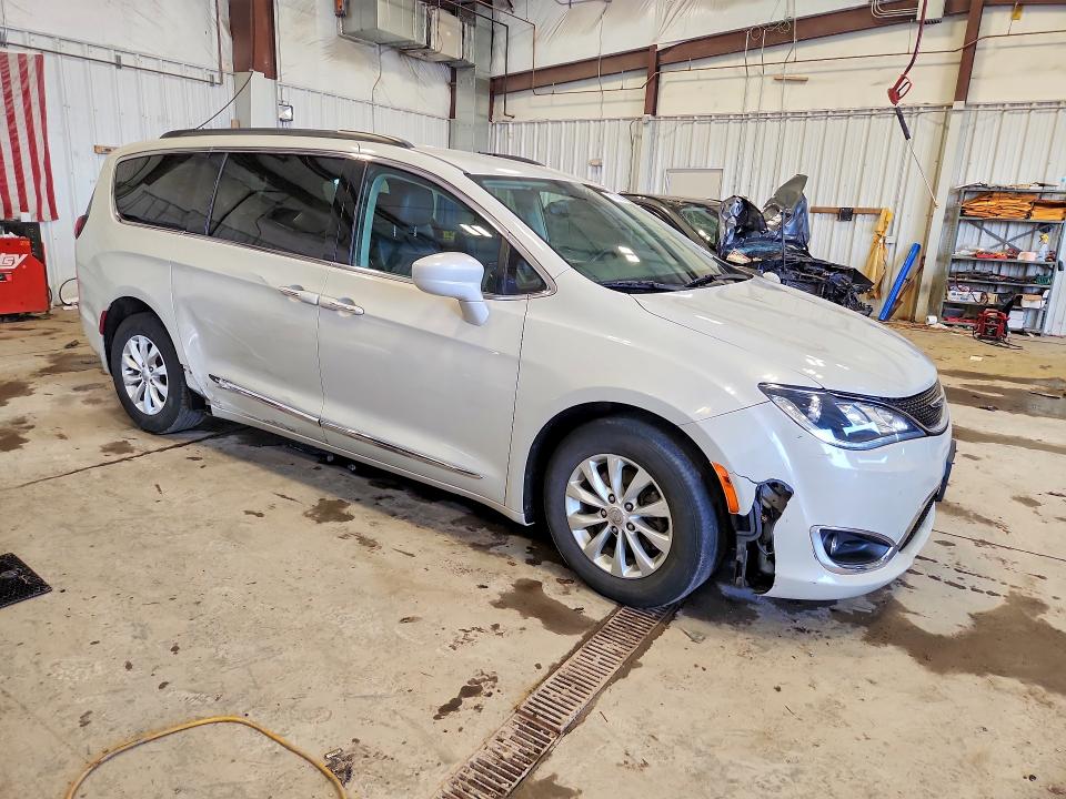 Photo 4 from auction – 2017 CHRYSLER PACIFICA with VIN 2C4RC1BG0HR634165
