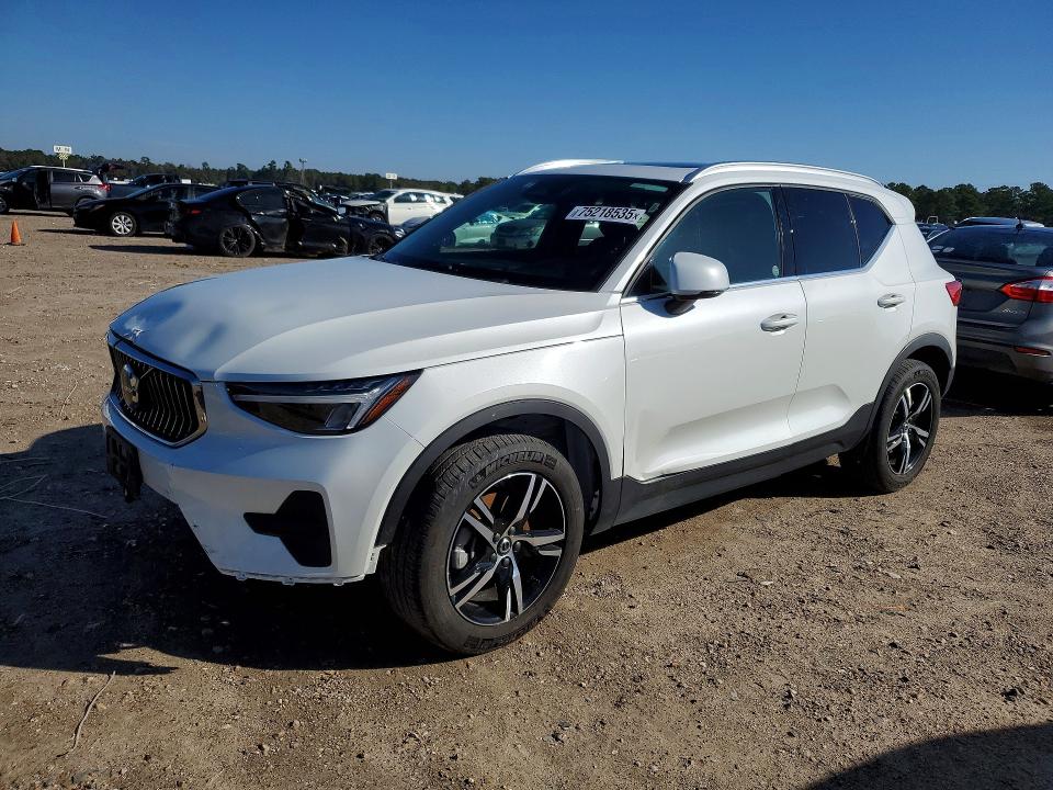 2025 VOLVO XC40