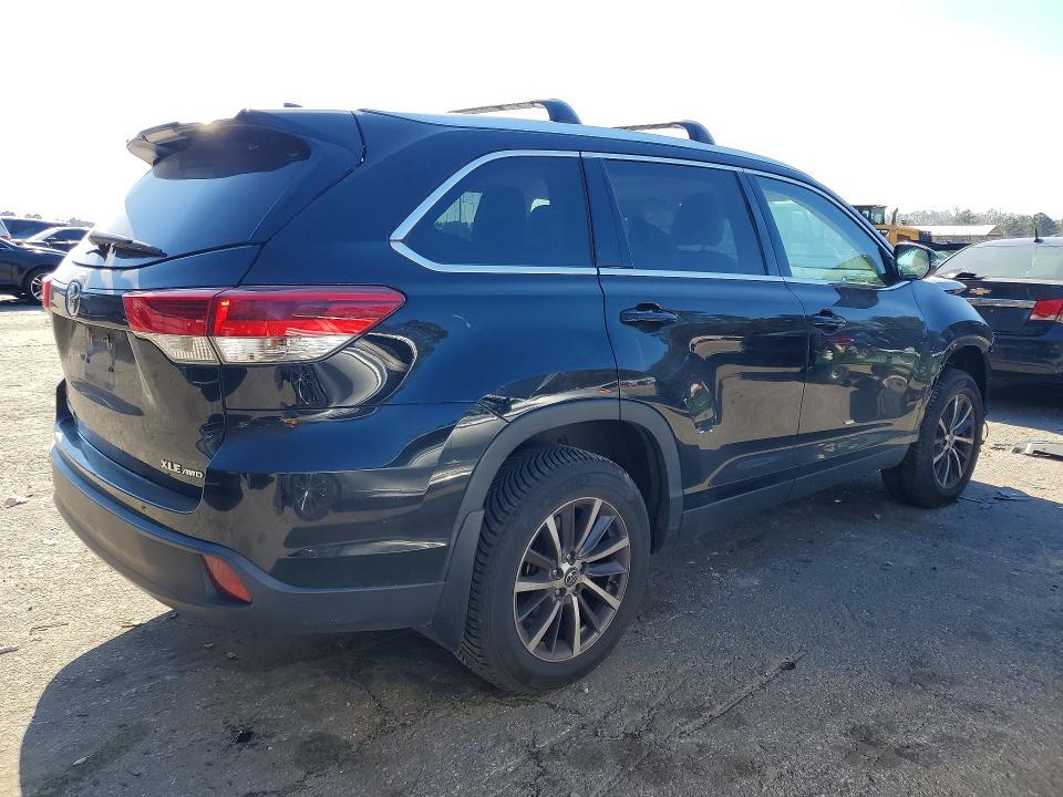 Photo 3 from auction – 2019 TOYOTA HIGHLANDER with VIN 5TDJZRFH8KS601345