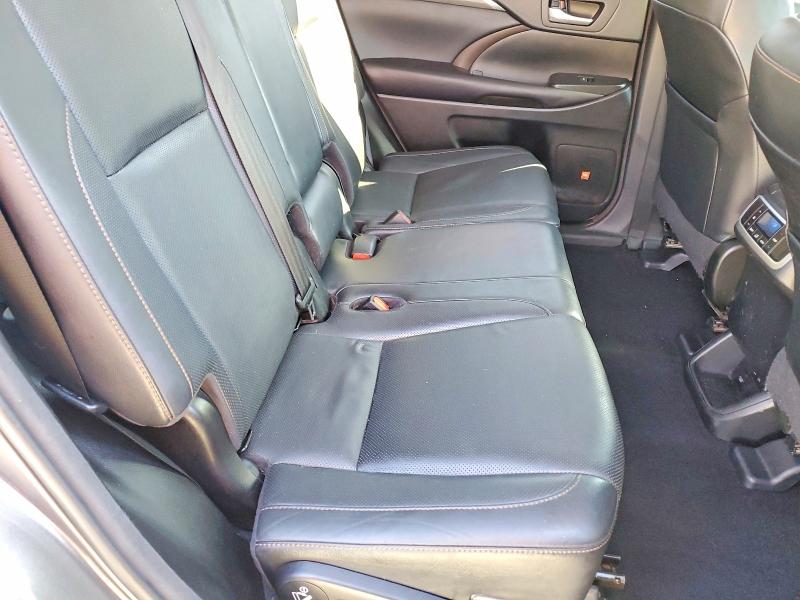Photo 11 from auction – 2017 TOYOTA HIGHLANDER with VIN 5TDDZRFH2HS361506