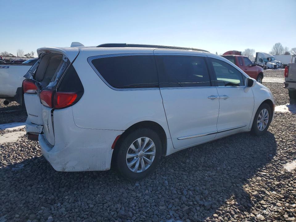 Photo 3 from auction – 2017 CHRYSLER PACIFICA with VIN 2C4RC1BG4HR670134