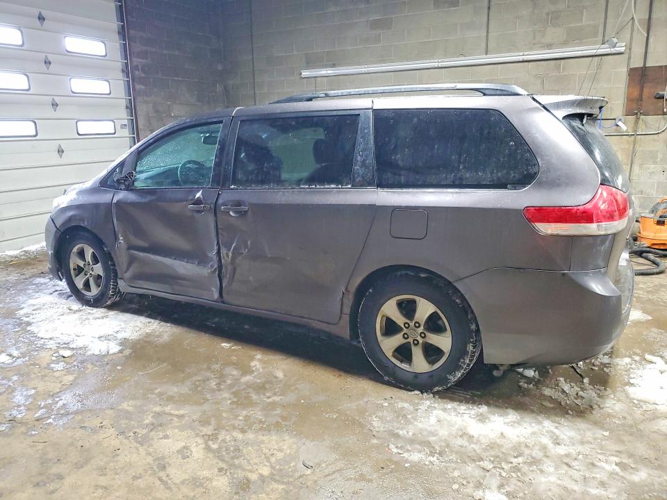 Photo 2 from auction – 2013 TOYOTA SIENNA LE with VIN 5TDKK3DC2DS356476