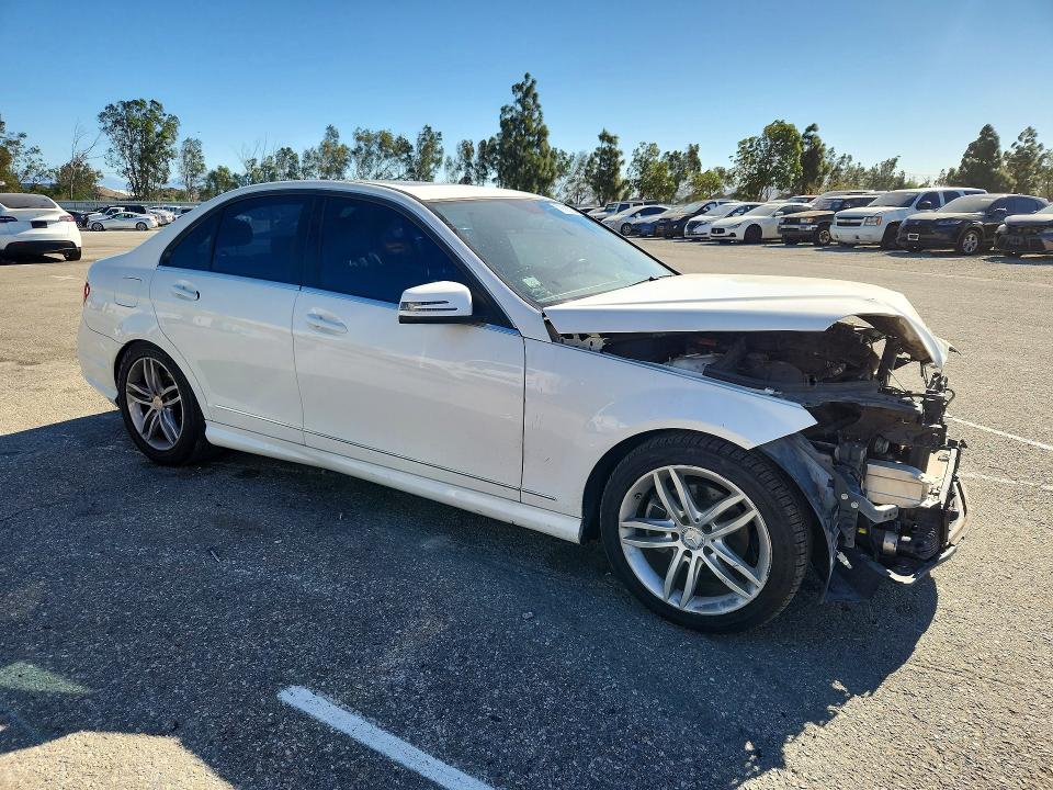 Photo 4 from auction – 2014 MERCEDES BENZ C with VIN WDDGF4HB0EA940784